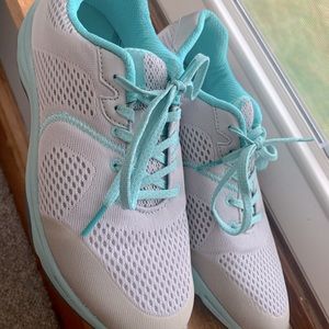 Womens Size 8 Vionic Sneaker